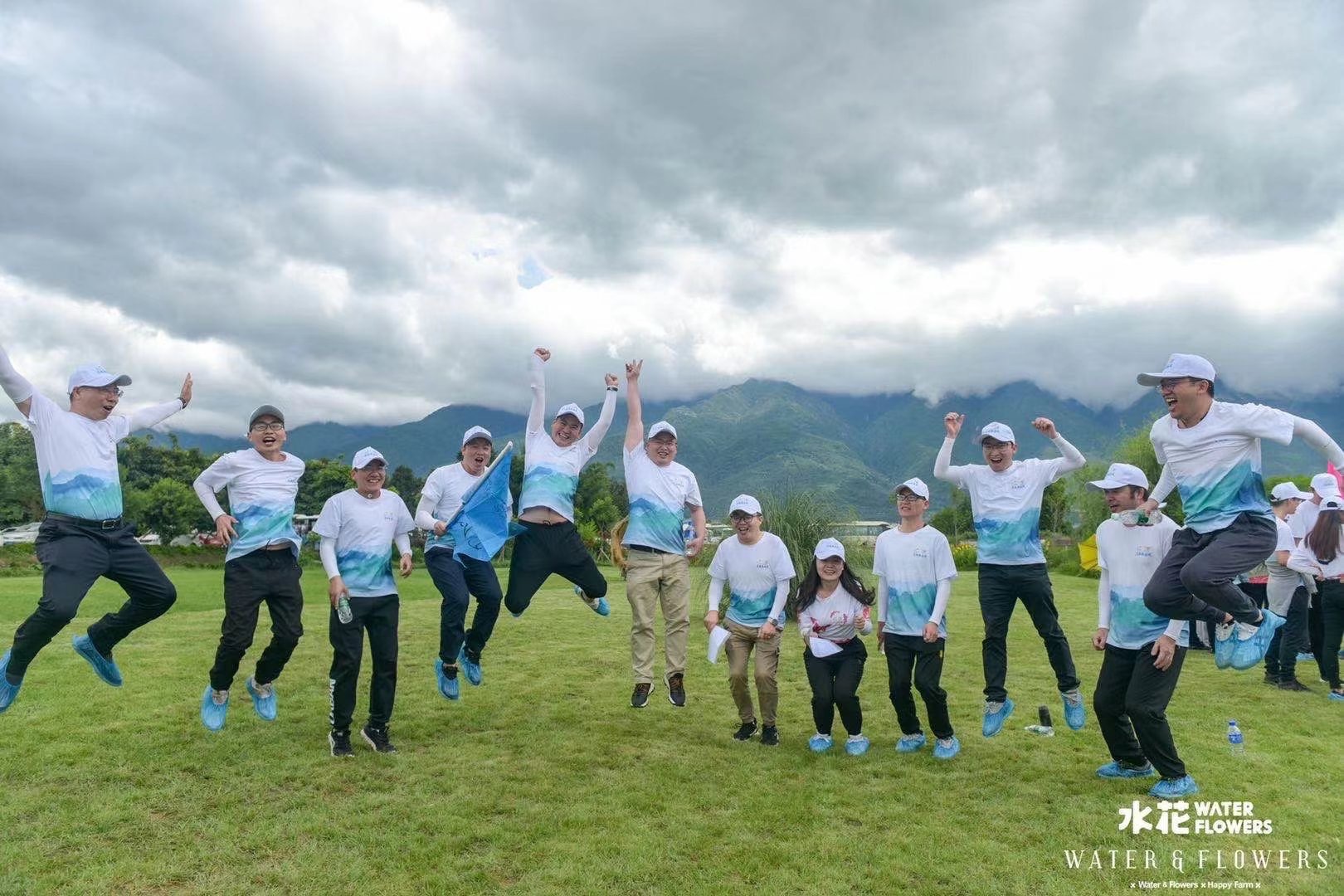 西雙版納拓展租車(chē)服務(wù)：西雙版納拓展訓(xùn)練培訓(xùn)團(tuán)隊(duì)建設(shè)項(xiàng)目之踩高蹺拓展項(xiàng)目